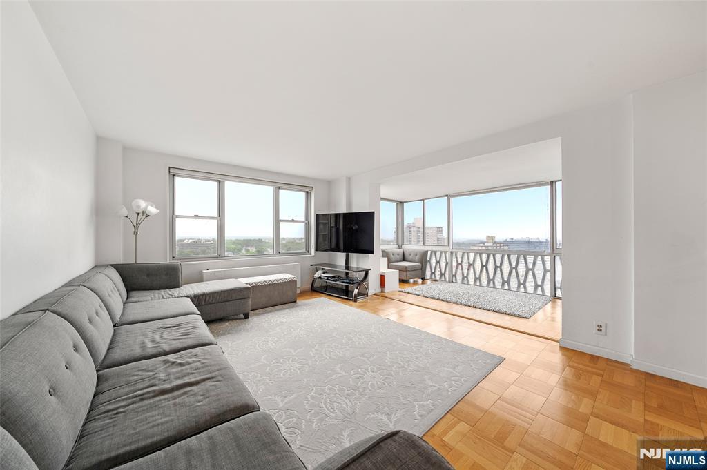 2100 Linwood Avenue 19V - Photo 3