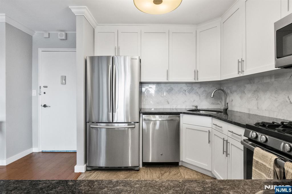 2000 Linwood Avenue 15P - Photo 1