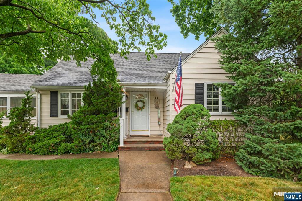 14 Poplar St, Dumont, NJ 07628