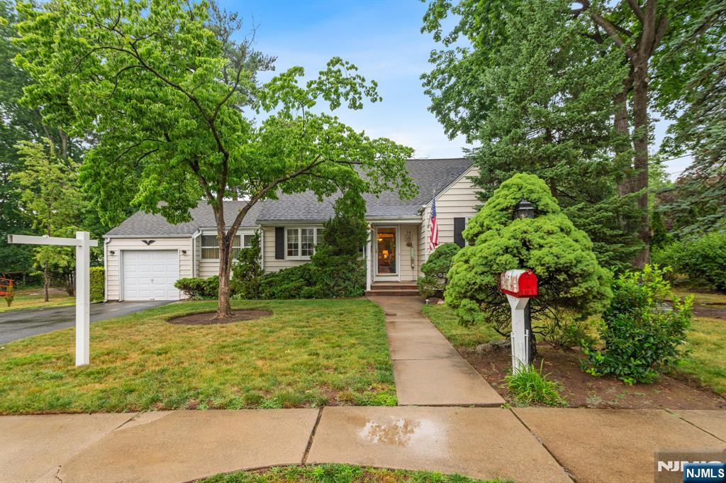 14 Poplar St, Dumont, NJ 07628