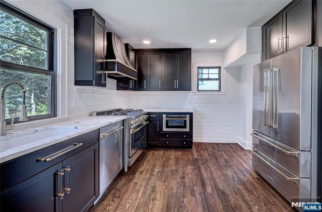 35 Sheridan Avenue - Photo 2