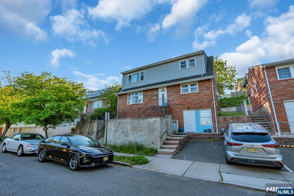 321 Farnham Ave, Lodi, NJ 07644