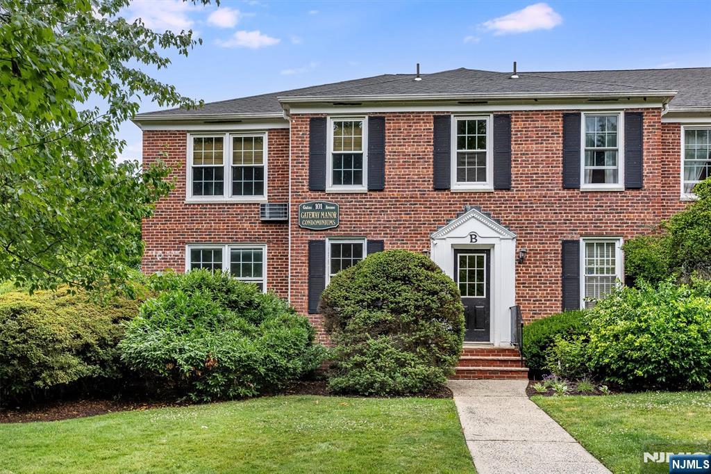 101 Gates Avenue B4 - Photo 1