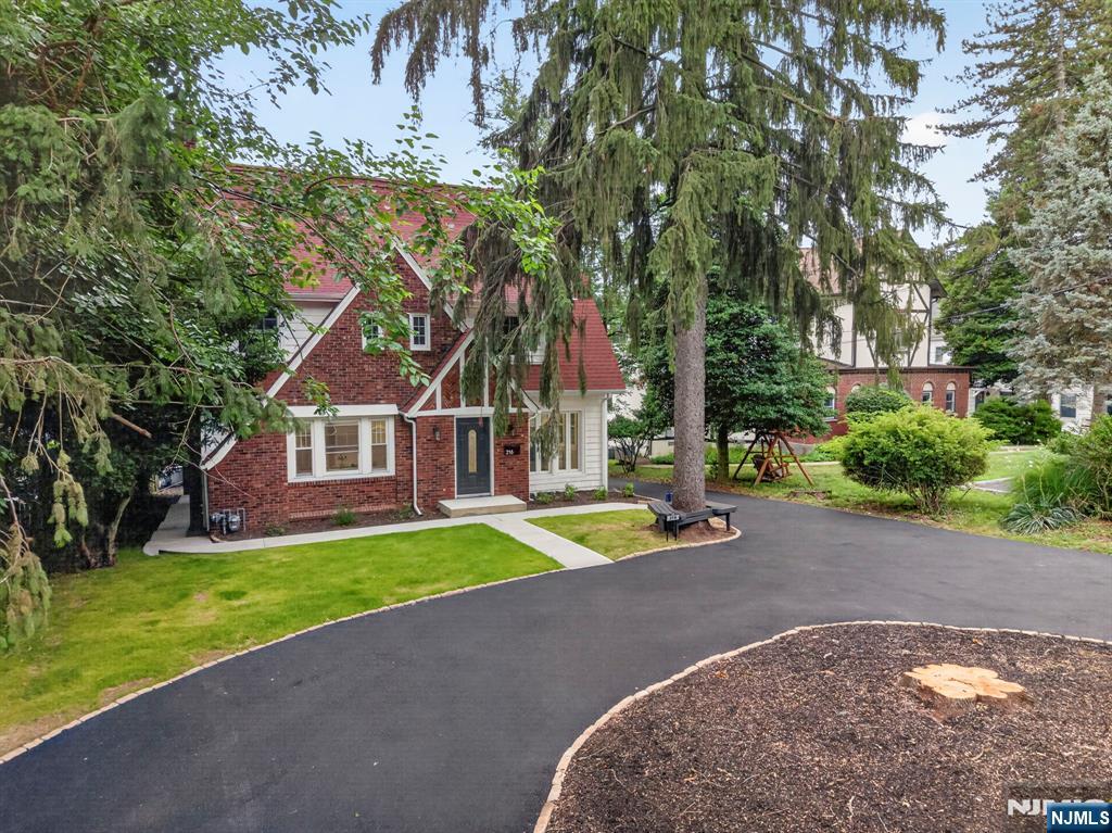 216 Gregory Avenue — photo 2