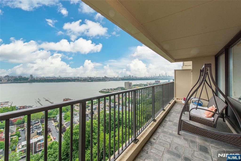 3 Horizon #1007, Fort Lee, NJ 07024