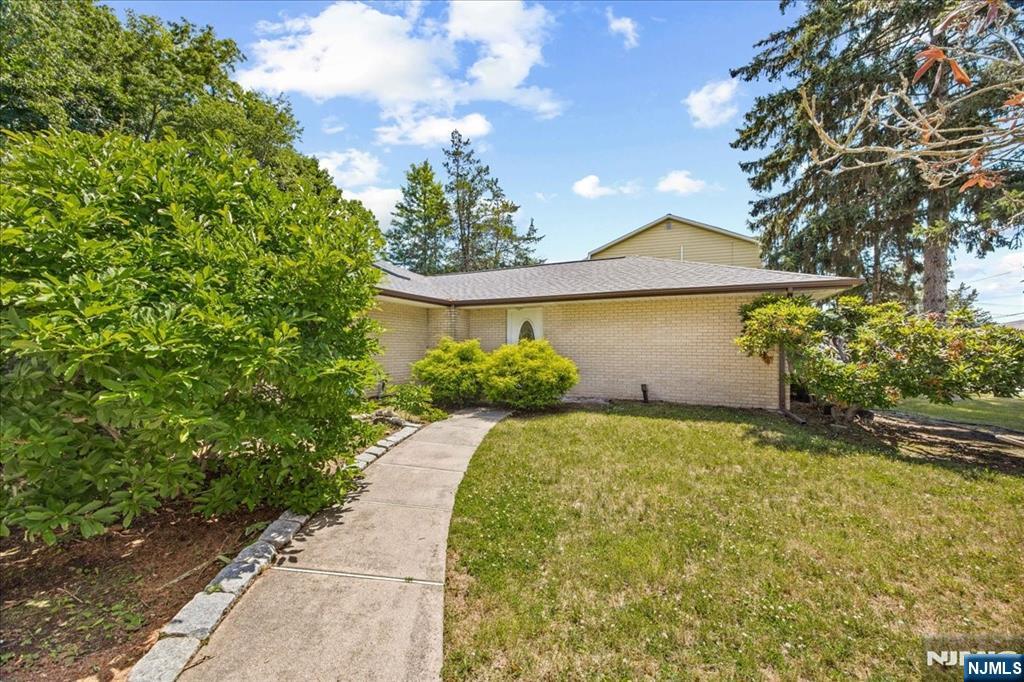 1 Ranch Ct, Saddle Brook, NJ 07663
