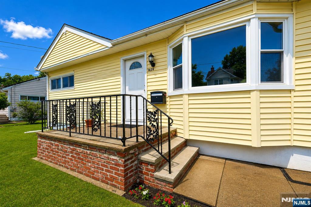 1429 Washington Avenue - Photo 3