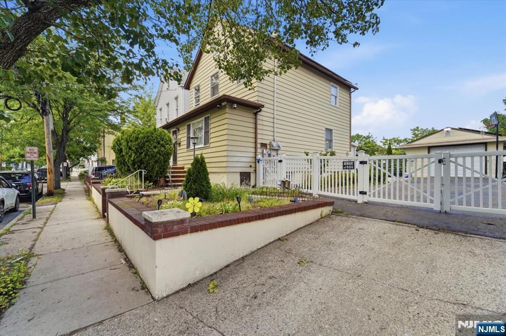 30 Getty Avenue - Photo 2