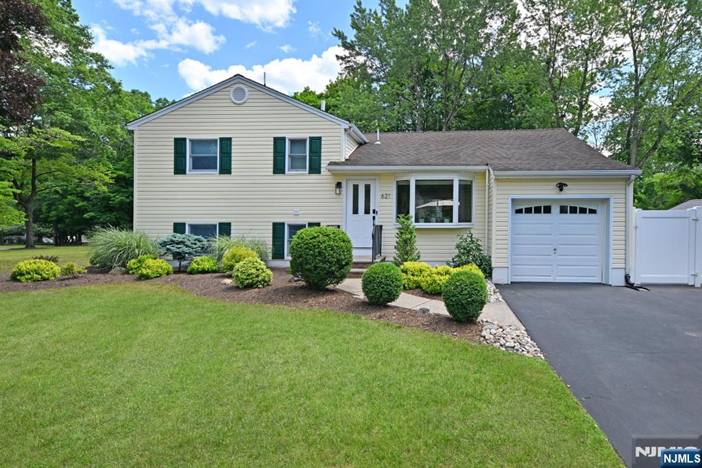 621 Stanley Place - Photo 1