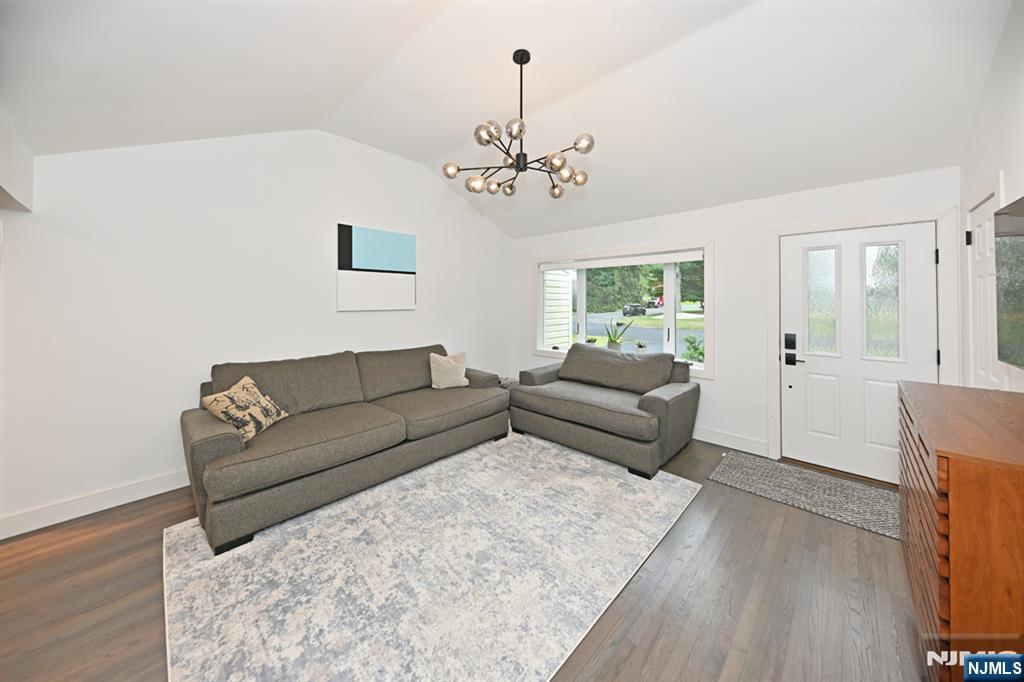 621 Stanley Place - Photo 2