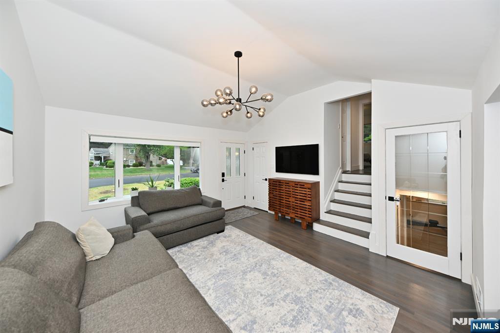 621 Stanley Place - Photo 3