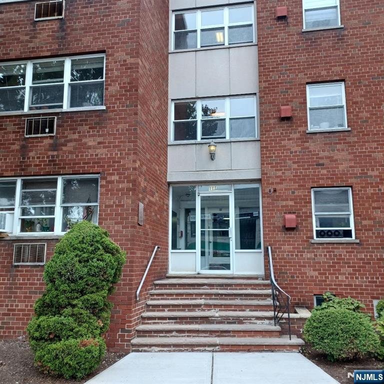 111 Broad - Photo 1