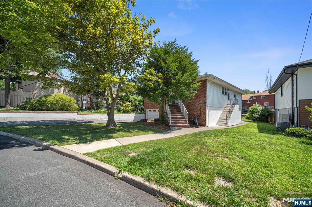 2 Henry St, Englewood Cliffs, NJ 07632