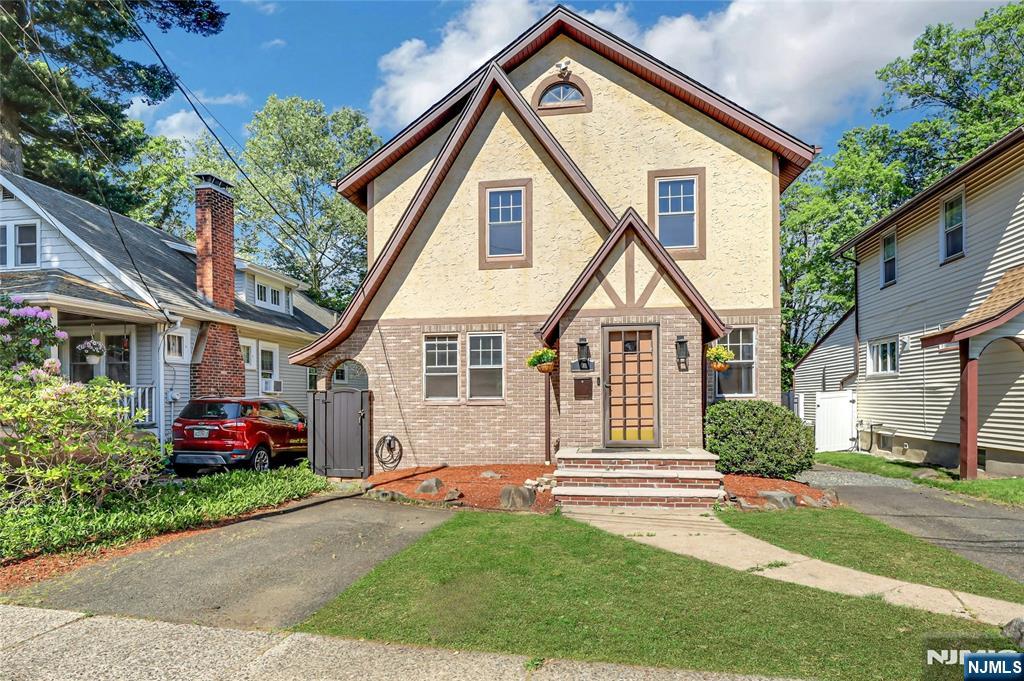 6 Colonial Court - Photo 1