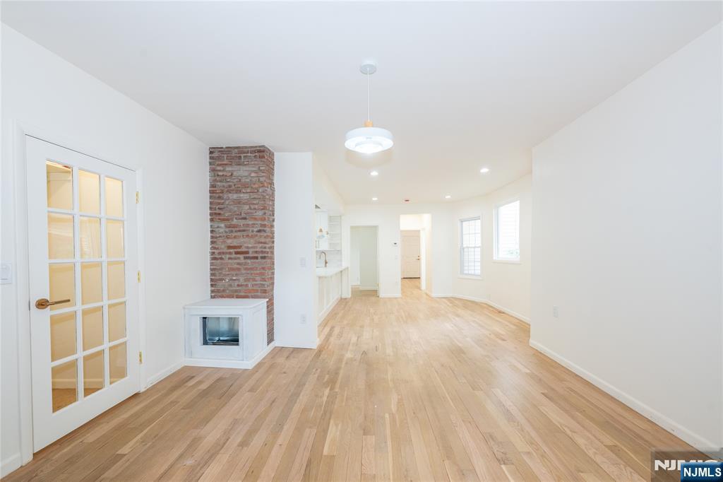 231 Waverly Place - Photo 4