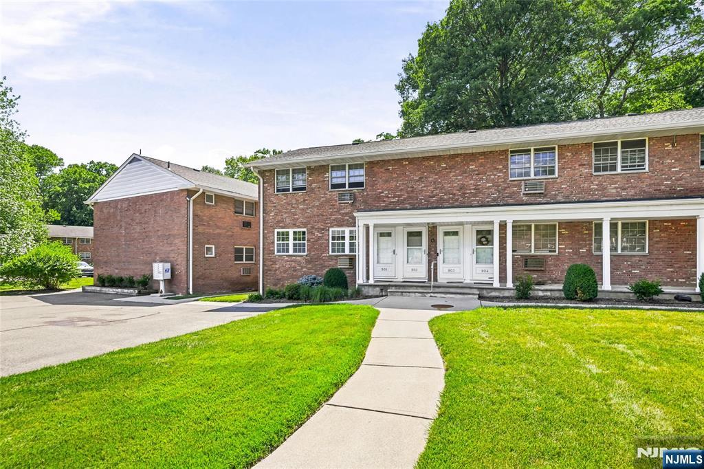 901 Washington Drive - Photo 1