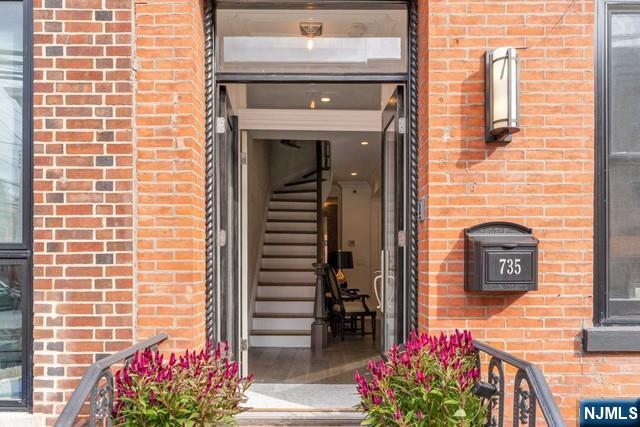 735 Bloomfield Street - Photo 2