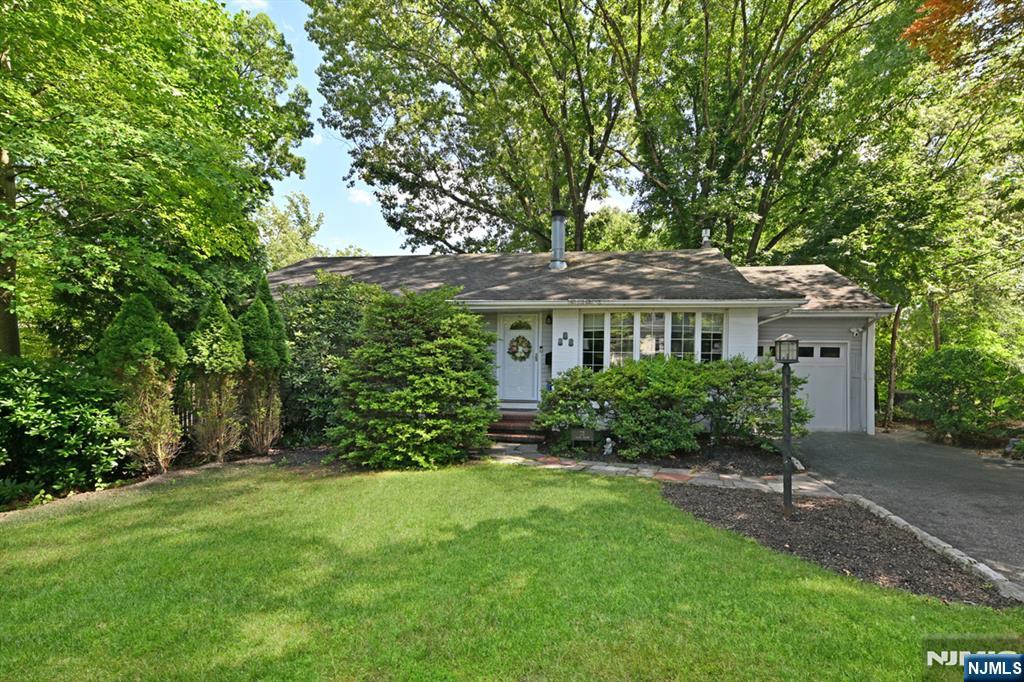 73 Ralph Avenue - Photo 1