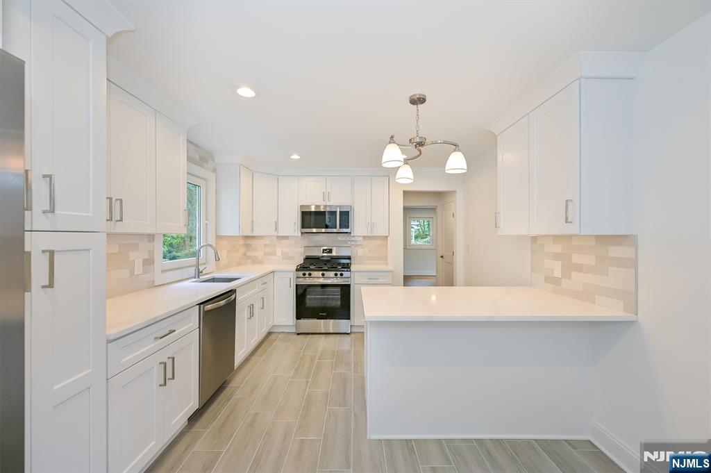 201 Dixon Ave, Dumont, NJ 07628