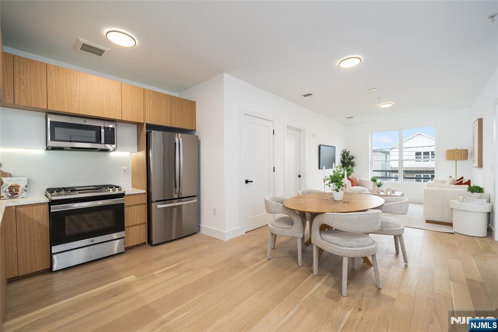 649 38th Street 502 - Photo 4