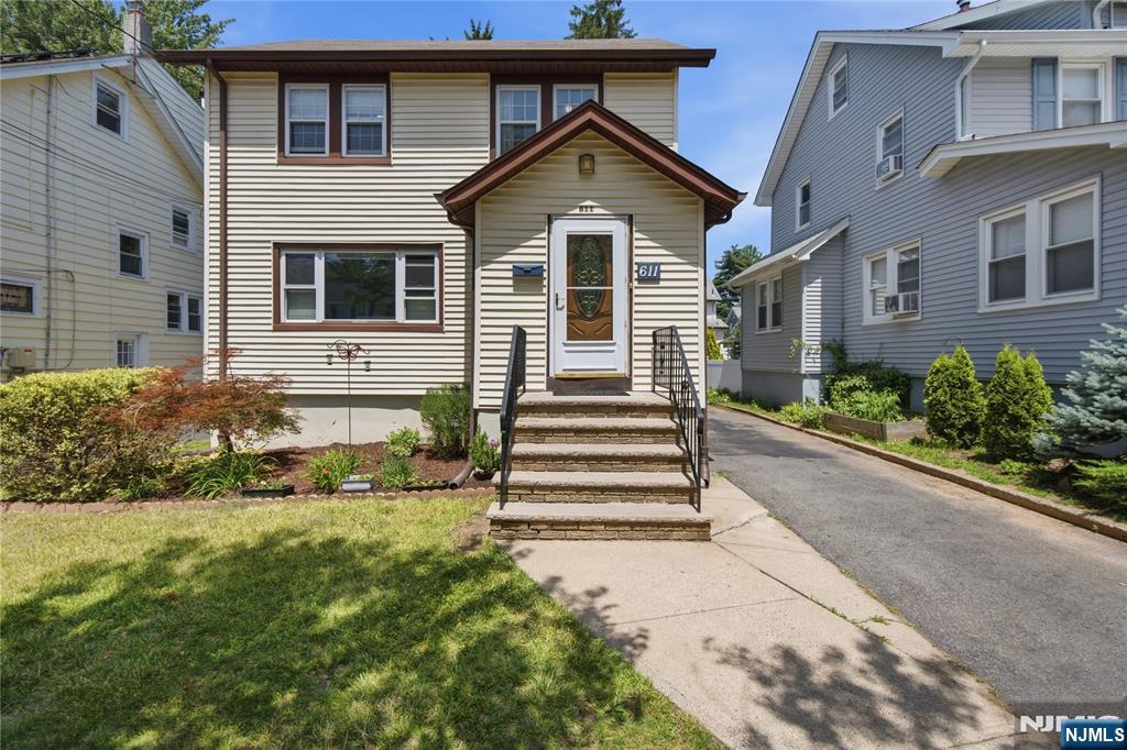 611 Maple Avenue - Photo 2