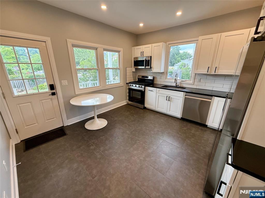 686 Lafayette Avenue - Photo 3