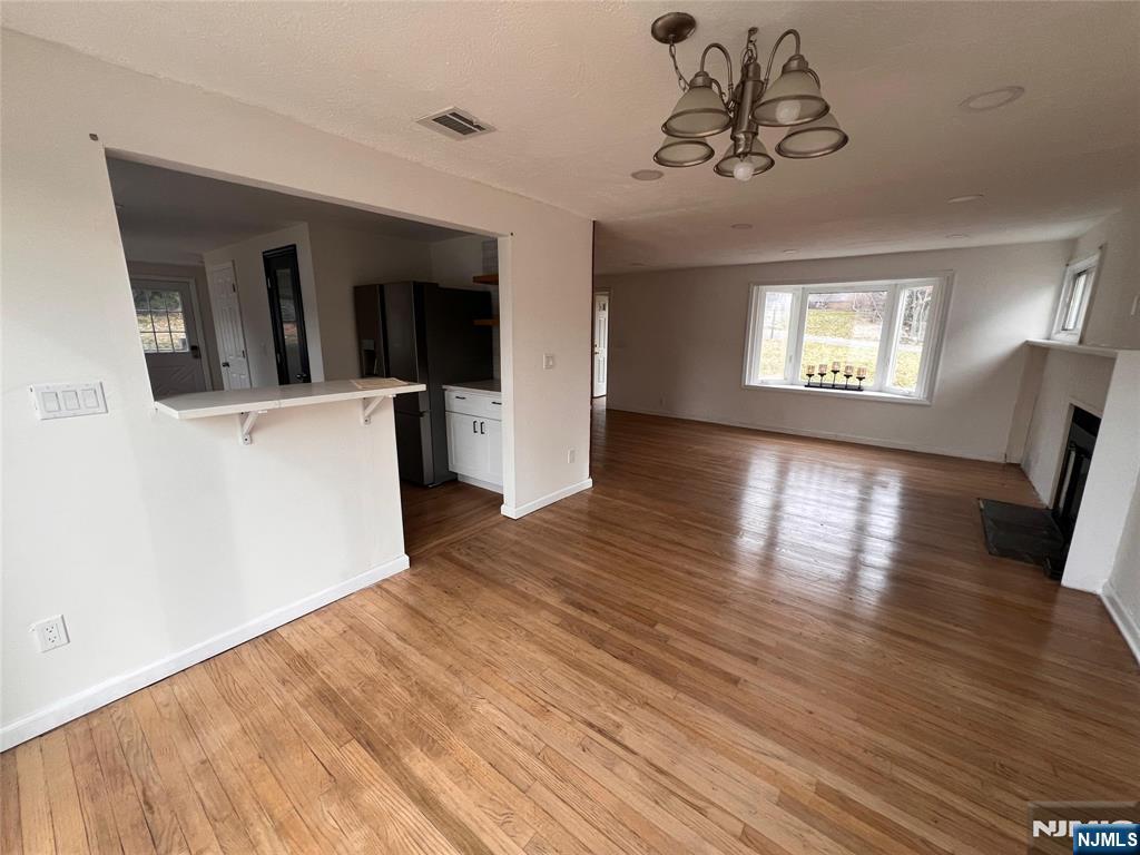 92 Grove St, Waldwick, NJ 07463