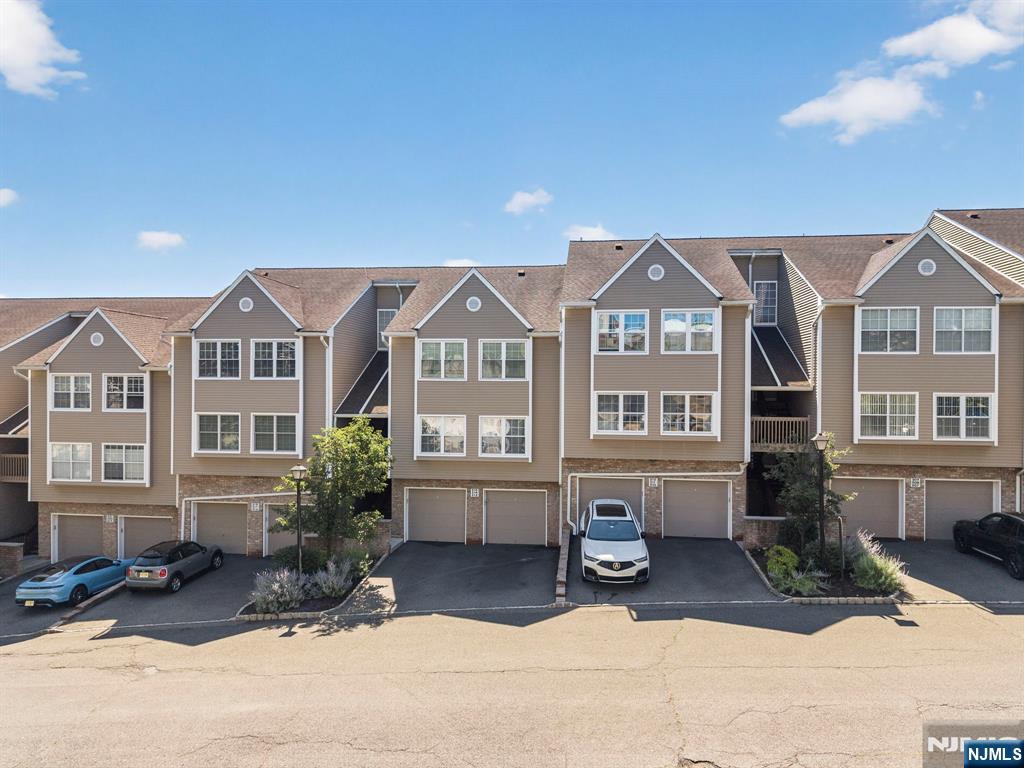 513 Windsor Dr, Palisades Park, NJ 07650