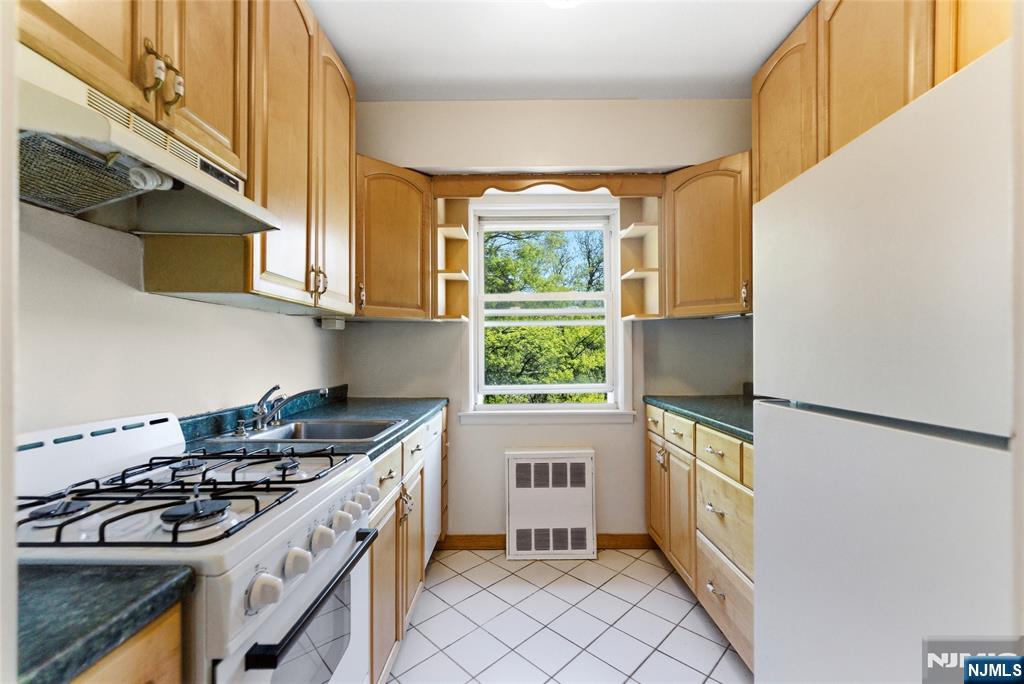 415 Claremont Avenue C004A - Photo 14