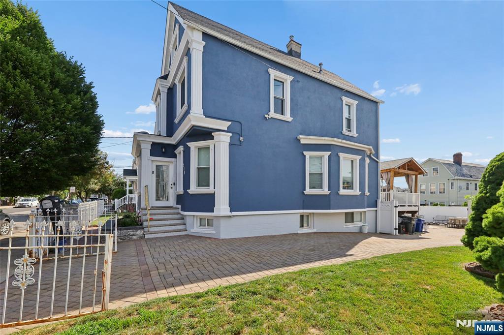 208-212 Brighton Avenue - Photo 2