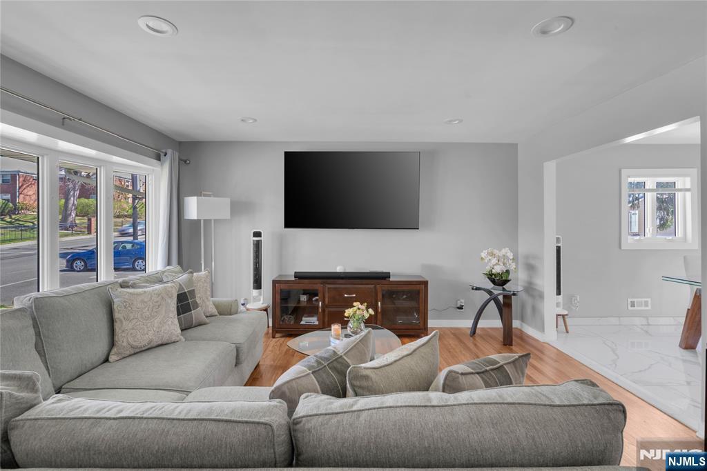 136 E Clinton Avenue - Photo 3