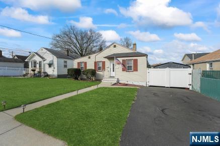 147 7th St, Saddle Brook, NJ 07663