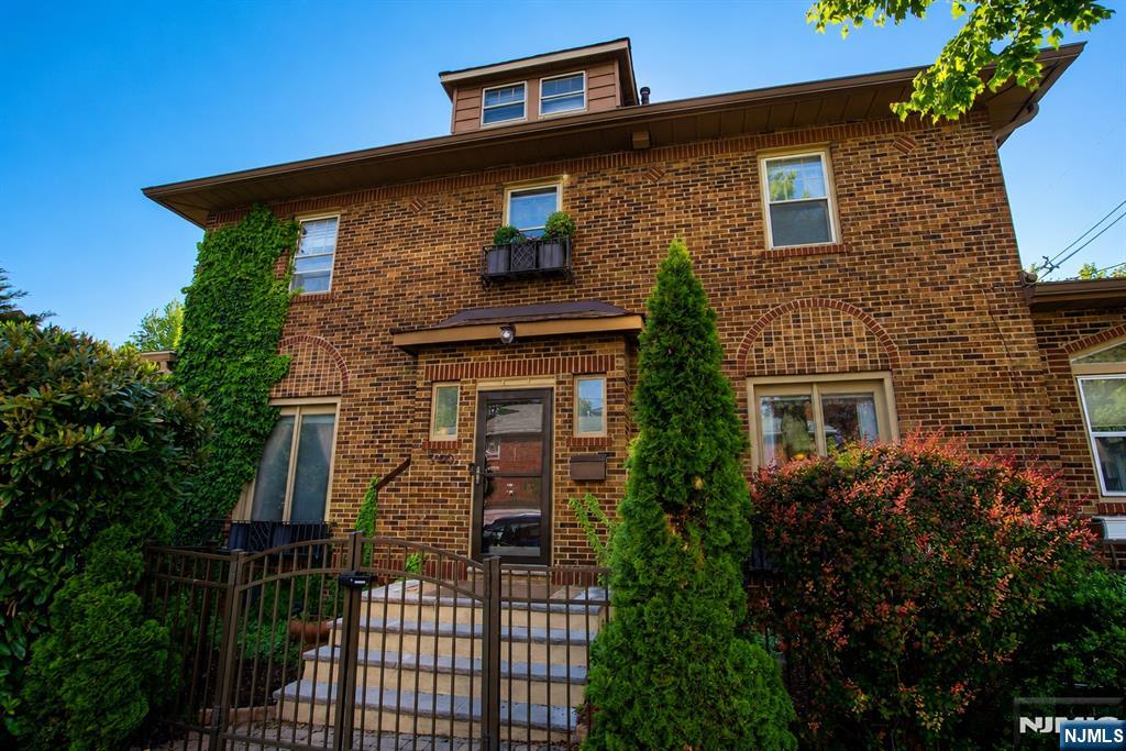 540 Highridge Avenue - Photo 2