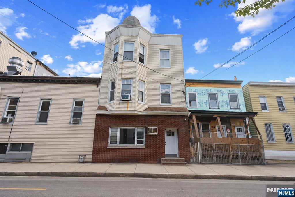 609 38th Street - Photo 1