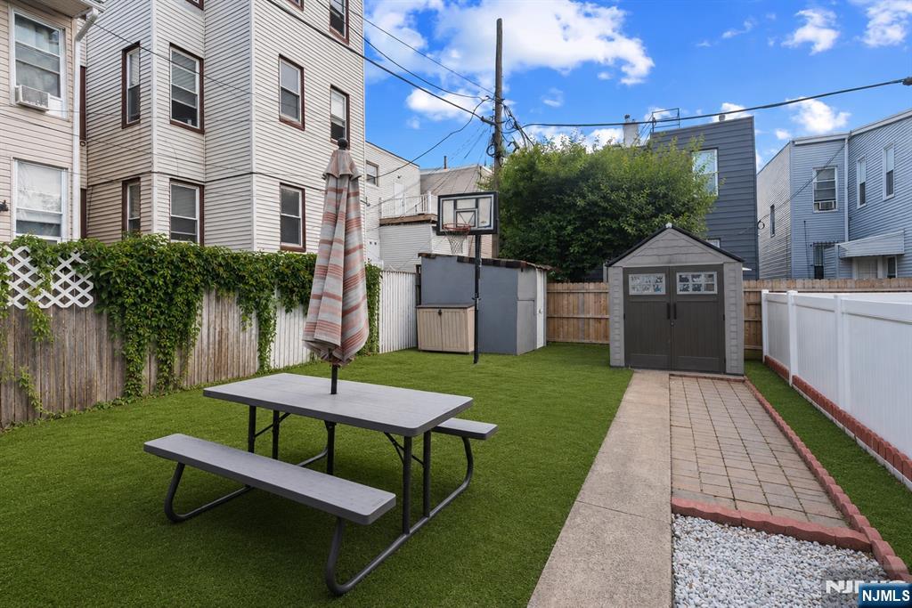 609 38th Street - Photo 2