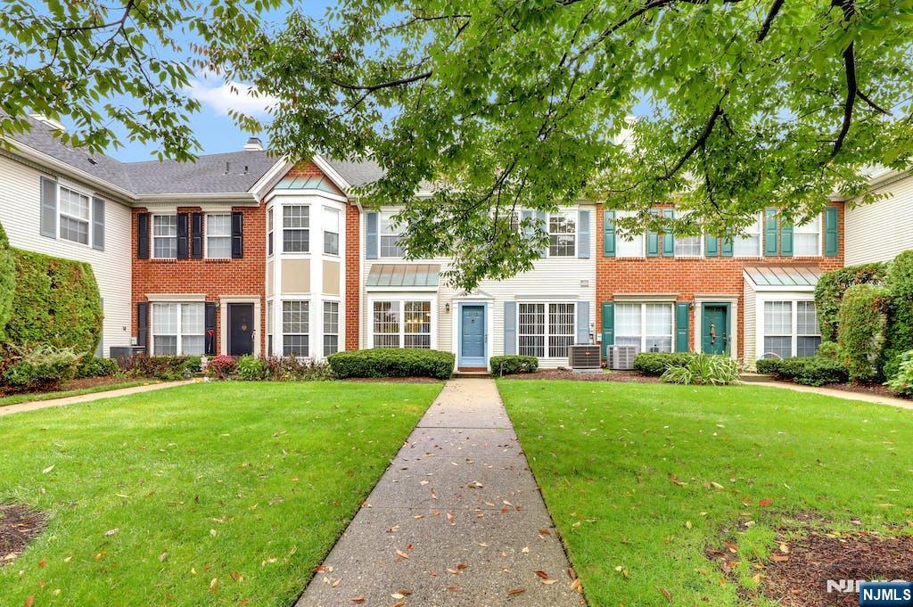 1015 Cumberland - Photo 1