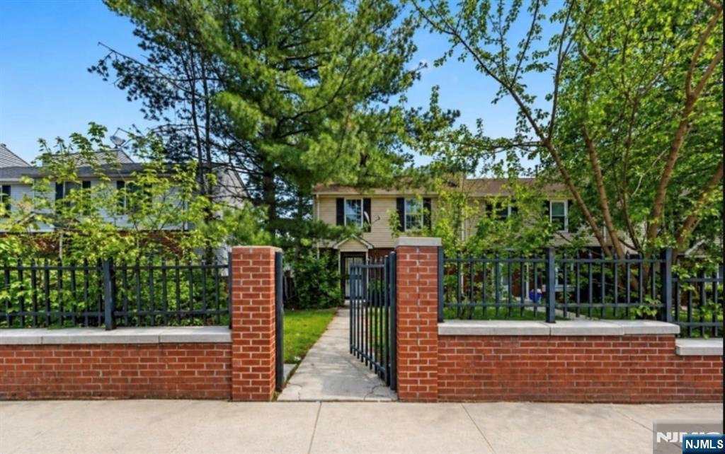 550 Bergen Street - Photo 1