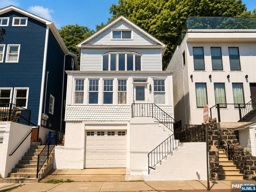 528 Undercliff Ave, Edgewater, NJ 07020