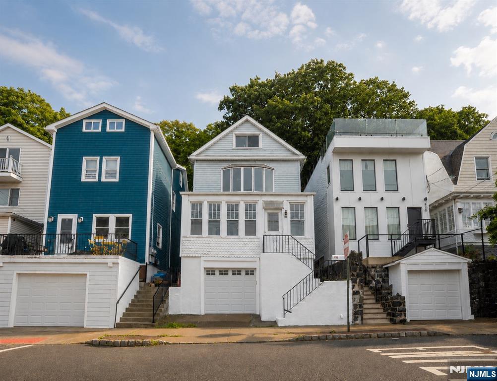 528 Undercliff Ave, Edgewater, NJ 07020