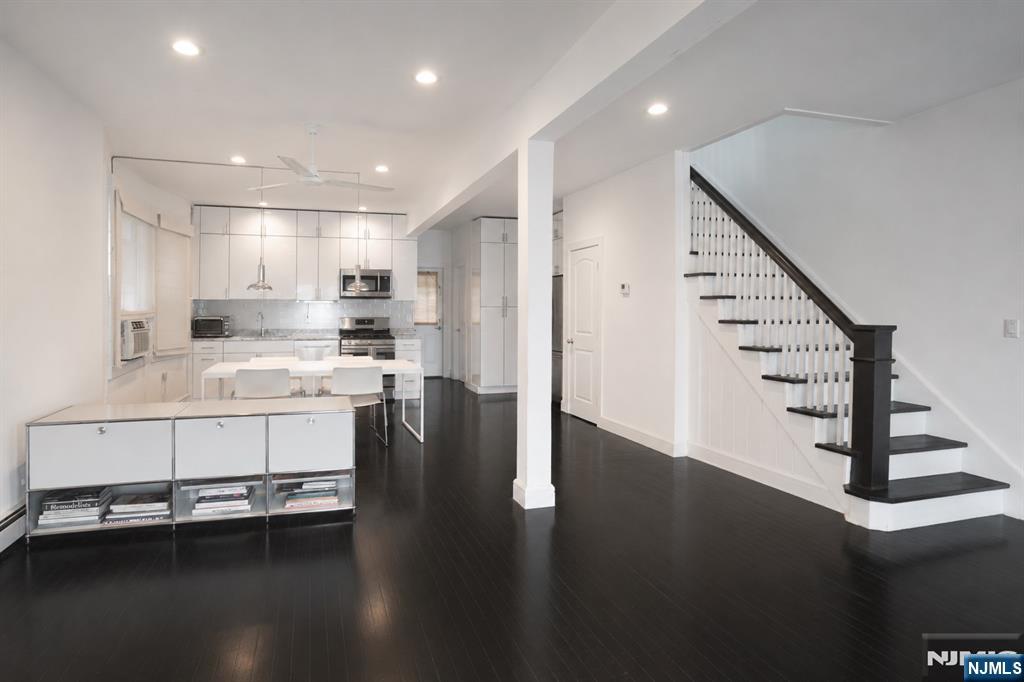 528 Undercliff Ave, Edgewater, NJ 07020