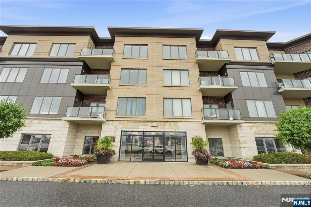 150 Henley Place #210 — photo 45