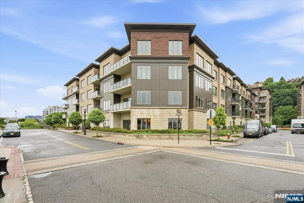 150 Henley Place #210 — photo 49