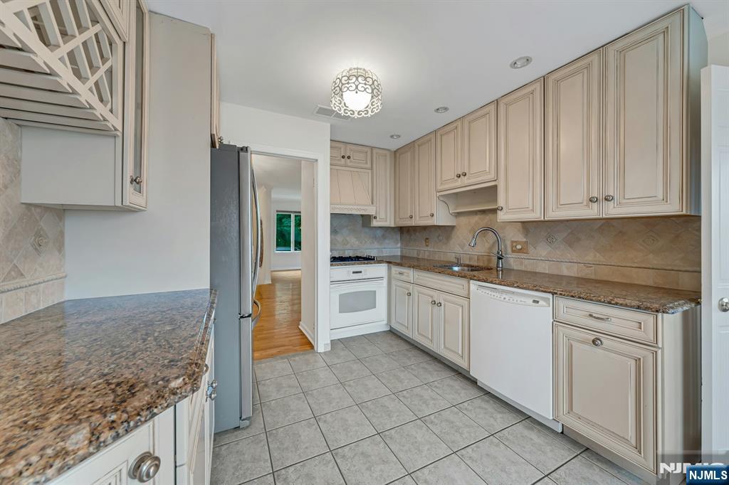 141 Middlesex Avenue — photo 10