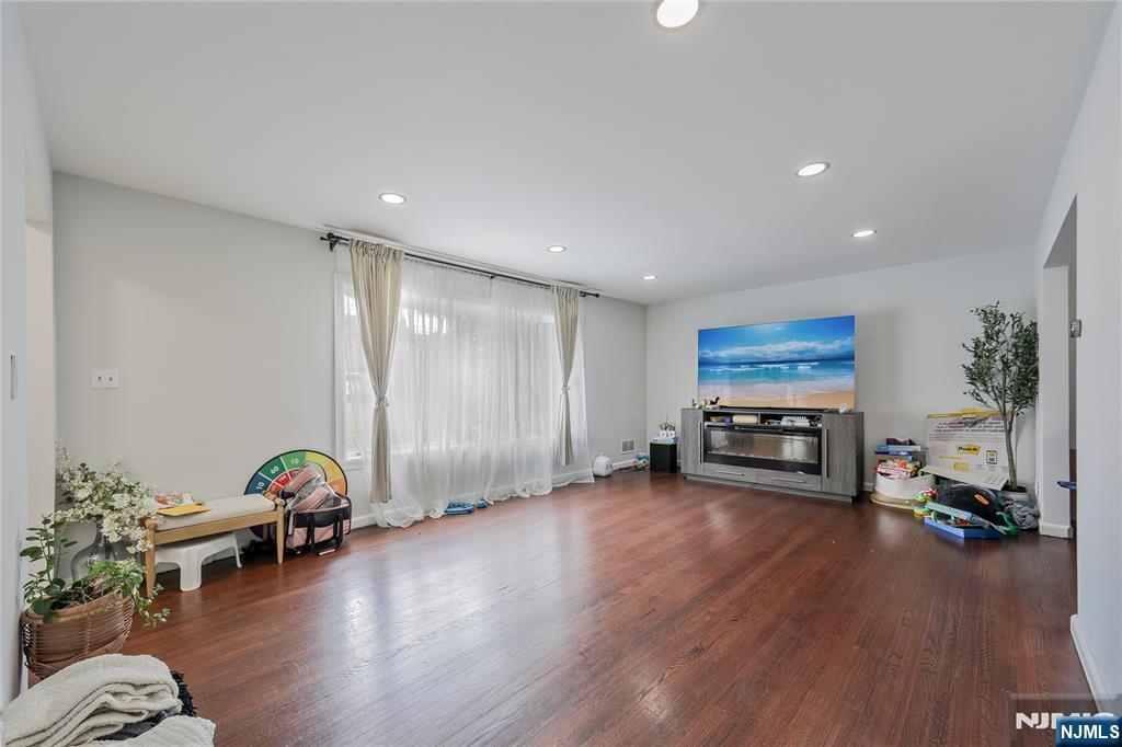 270 Glen Ave, Dumont, NJ 07628
