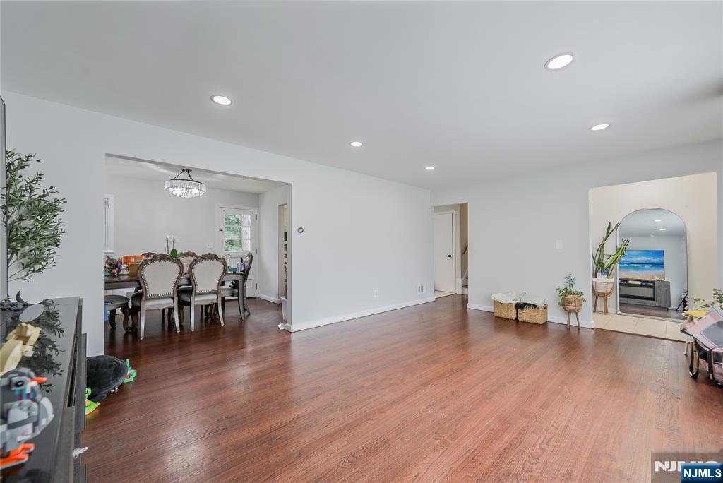 270 Glen Ave, Dumont, NJ 07628
