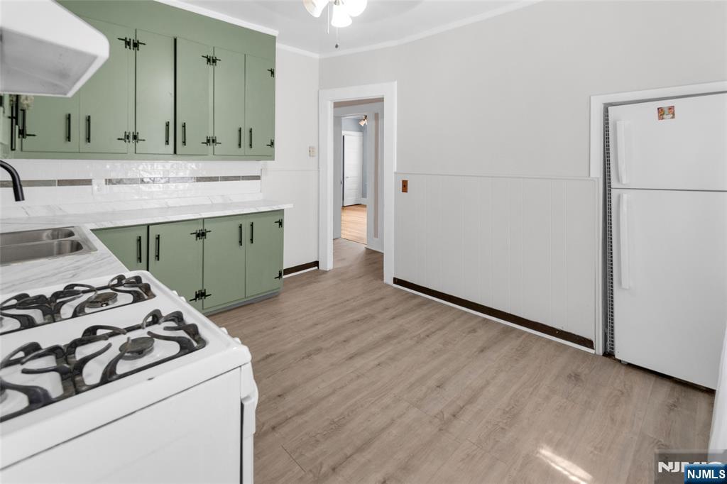558 Argyle Avenue 2 - Photo 4