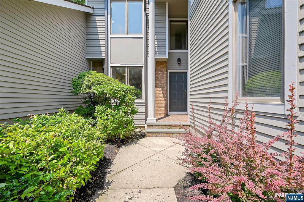 Homes for sale in Old Tappan, NJ | 91 Lakeview Dr, Old Tappan, NJ 07675 | MLS# 26024380