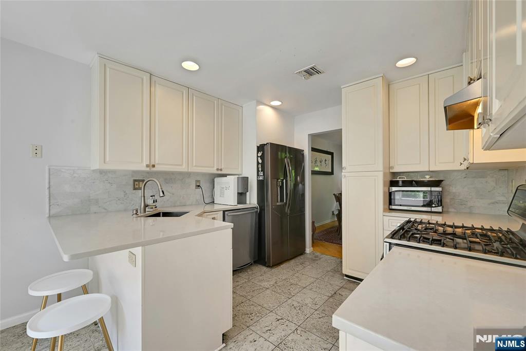 Homes for sale in Old Tappan, NJ | 91 Lakeview Dr, Old Tappan, NJ 07675 | MLS# 26024380