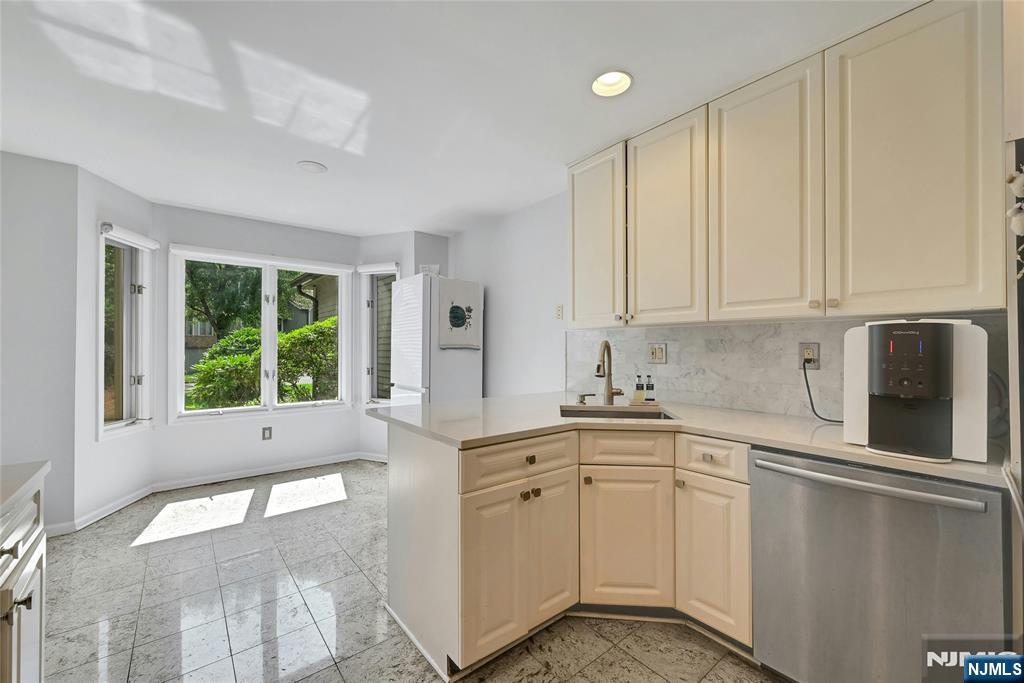 Homes for sale in Old Tappan, NJ | 91 Lakeview Dr, Old Tappan, NJ 07675 | MLS# 26024380