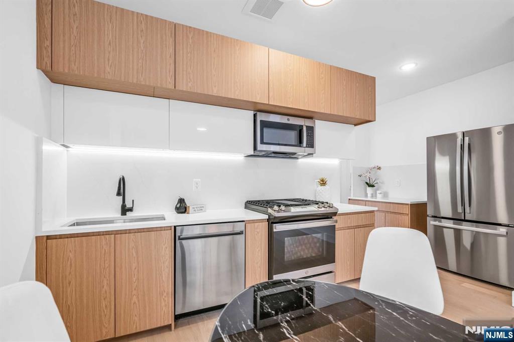 4th image of 649 38Th St #3-04, Union City, NJ 07087 | MLS# 26024394